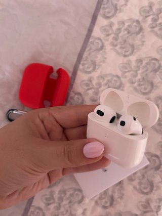 AirPods 4 con funda