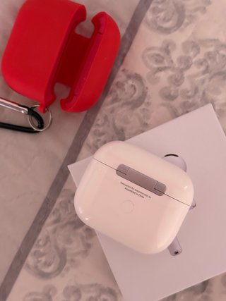 AirPods 4 con funda