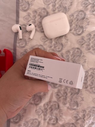 AirPods 4 con funda