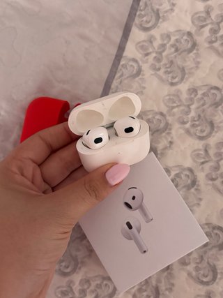 AirPods 4 con funda
