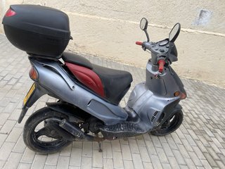 Derbi Predator Scooter Negra y Roja