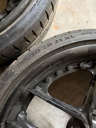 Llantas 21 Ferrari con Neumáticos