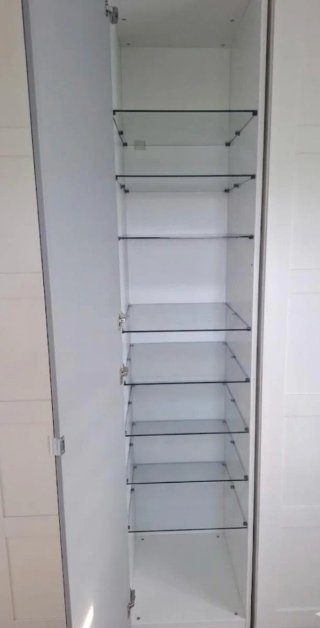 Armarios blancos con puertas de cristal