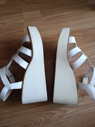 Sandalias plataforma Stradivarius blancas