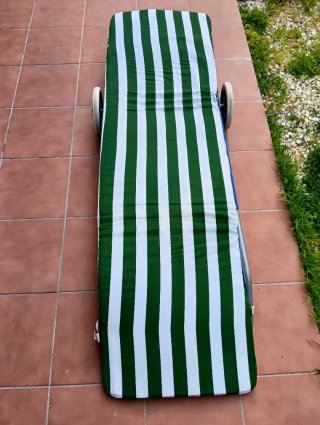 Tumbona plegable con ruedas y colchóncillo