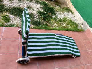 Tumbona plegable con ruedas y colchóncillo