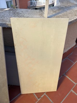 Baldosas grises y blancas
