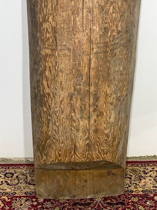 Antigua artesa alargada de madera