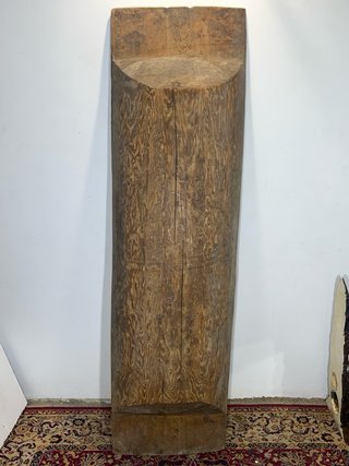 Antigua artesa alargada de madera