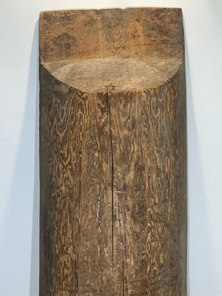 Antigua artesa alargada de madera