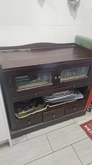 Mueble de madera con puertas de cristal