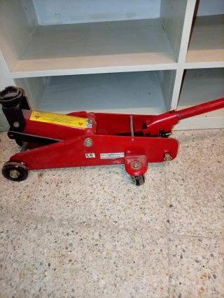 Gato hidráulico rojo
