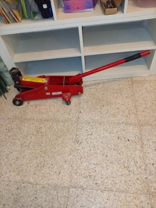 Gato hidráulico rojo