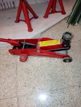 Gato hidráulico rojo