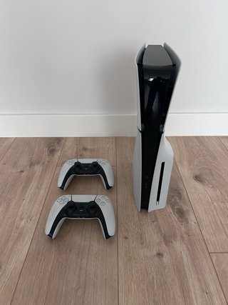 Playstation 5 con 2 mandos