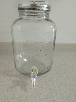 Licuadora blanca con accesorios+jarra de grifo