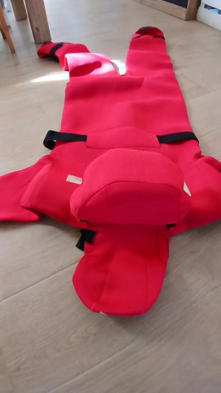 Traje de supervivencia rojo