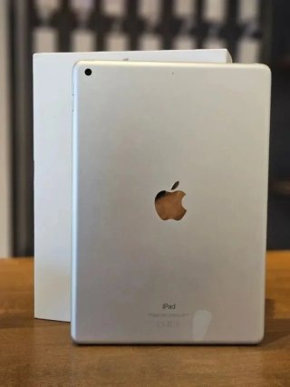 IPAD 9TH GEN 256GB WIFI PLATA 85% BATERIA