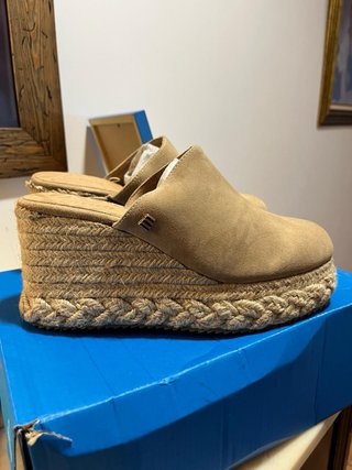 Sandalia zueco ante Mustang beige