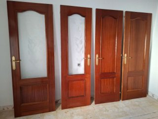 Puertas de madera con cristal y manillas