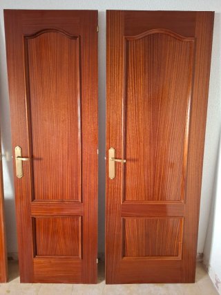 Puertas de madera con cristal y manillas