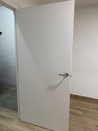 Puerta blanca interior