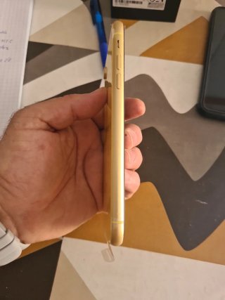 iPhone XR amarillo
