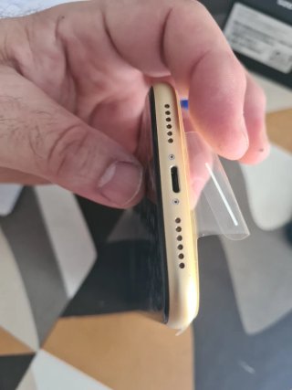 iPhone XR amarillo