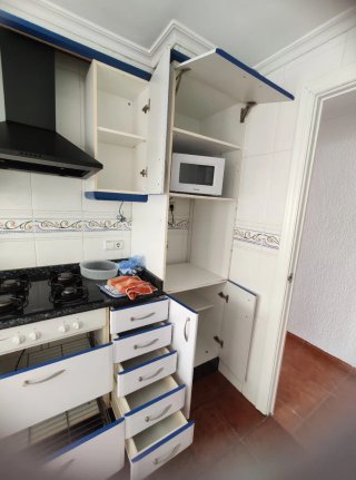 Mueble de cocina blanco y azul