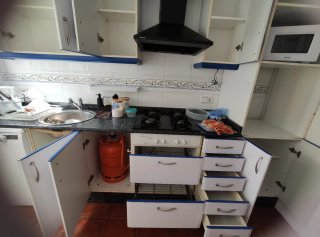 Mueble de cocina blanco y azul