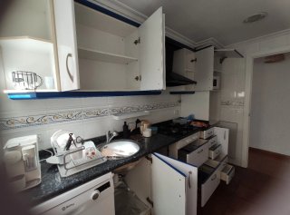 Mueble de cocina blanco y azul