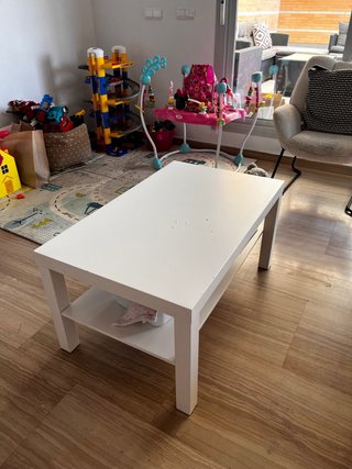 Mesa auxiliar blanca de madera