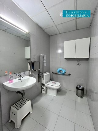 Local comercial en alquiler en La Goleta - San Felipe Neri en Málaga