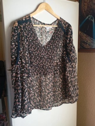 Blusa Venca manga larga floral negra y rosa