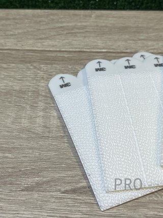 Strisce adesive Command per appendere quadri