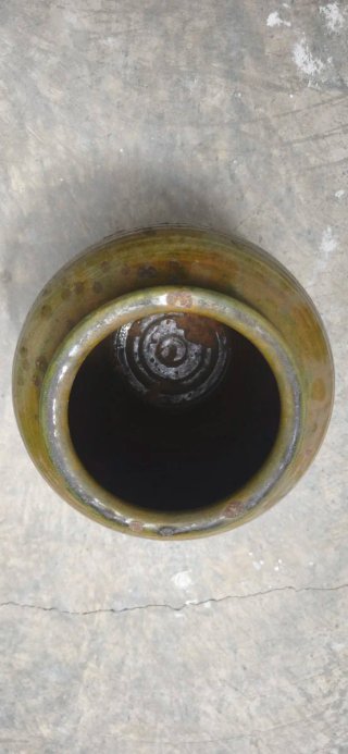 Tinaja antigua de barro