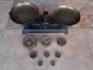 Báscula antigua con juego de pesas