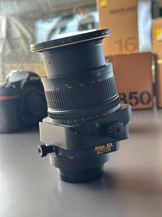 Nikon PC-E Micro Nikkor 85mm f/2.8D con su caja