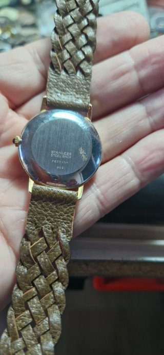Reloj Festina Suizo Dorado y Marrón.