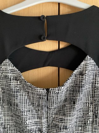 Vestido negro y blanco con corte elegante y sexy
