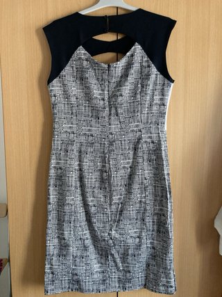 Vestido negro y blanco con corte elegante y sexy