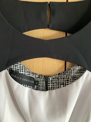 Vestido negro y blanco con corte elegante y sexy