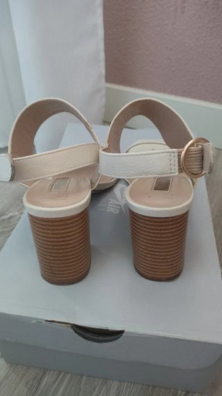 Sandalias beige tacón, unos 7 cm de tacón