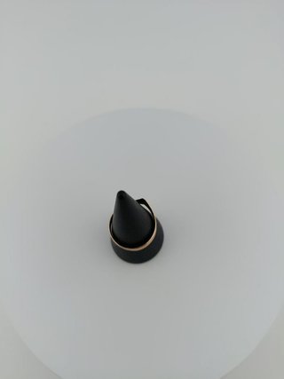 Anillo dorado con diseño en V