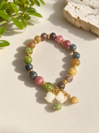 Pulsera multicolor con dijes de flor
