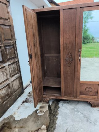 Armario de madera antiguo con espejos
