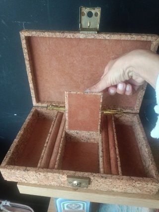Joyero de corcho con compartimentos