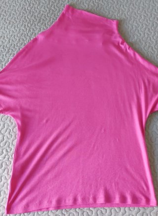 Camiseta asimétrica rosa
