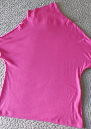 Camiseta asimétrica rosa