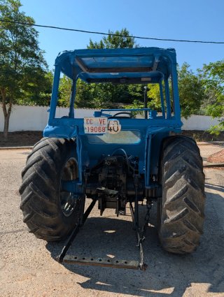 Tractor Ebro Kubota 8070 con pala